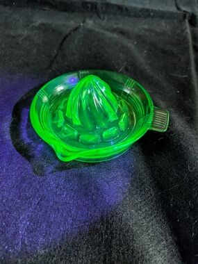 2/60$ Vintage Green uranium Glass Citrus Juicer - Vintage